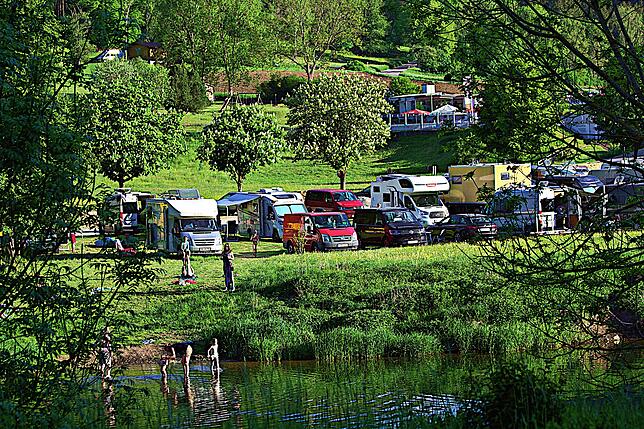 Idyllisch, aber illegal. Zwischen dem Tennisgelände und der Hausener Donaubrücke hat sich in den vergangenen Wochen ein Campingplatz ...
