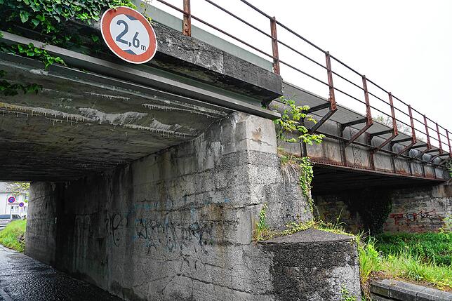 Die Eisenbahnbrücke über der Rotach an der Aistegstraße hat ihre besten Jahre hinter sich. 2025 soll sie abgerissen und neu gebaut werden.