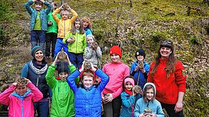 Die Junior Ranger-Gruppe Rothirsche mit Pädagogin Anke Haupt (links) und Rangerin Susanne Vorndran (rechts).