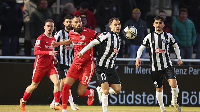 Der Traum vom erneuten Pokalsieg ist geplatzt: Christian Derflinger (am Ball) und seine Villinger Teamkollegen scheiterten im ...