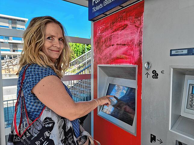 Ulrike Keitel bevorzugt den klassischen Weg, um an ihre Fahrkarten zu kommen: Sie nutzt den Automaten.
