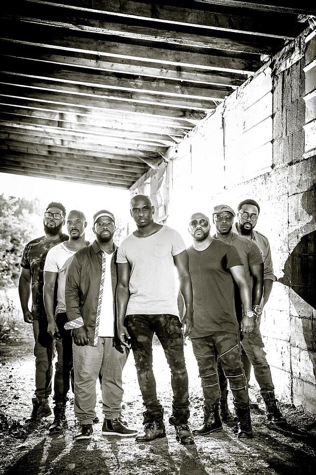Naturally 7 hat auch den Spitznamen „die Band ohne Band“, da sie alle Instrumente mit ihrer Stimme nachahmen.