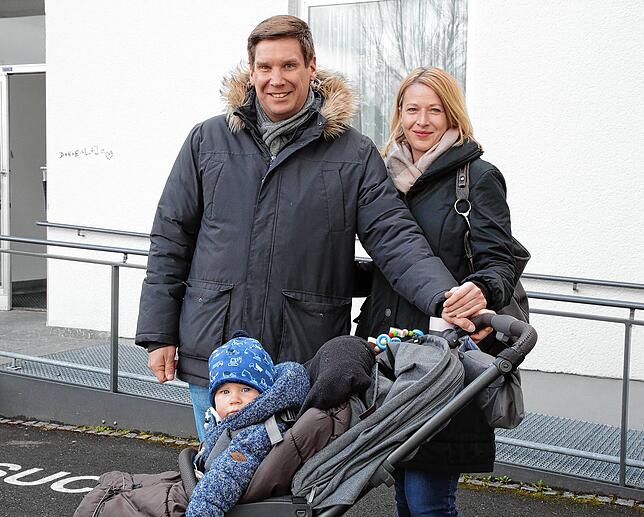 Familie Bumiller auf dem Weg zum Wahllokal in Singen: FDP-Kandidat Markus Bumiller mit Lydia und Sohn Maximilian.