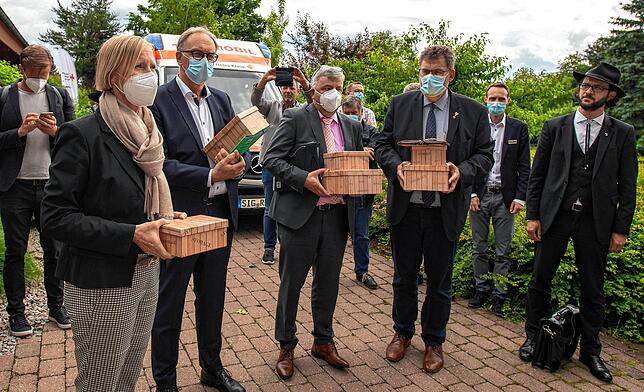 Fast 10000 Unterschriften konnte der Förderverein an Landrätin Stefanie Bürkle (von links), Geschäftsführer Jan-Ove Faust, Werner Stalla ...
