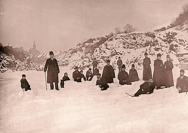 Ein Treibeisgewölbe im Februar 1891. Stadtpfarrer Hermann Müller von Großlaufenburg (links) erließ im strengen Winter 1891 einen Aufruf ...