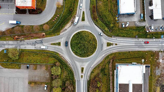 Der Kreisverkehr am neuen Markt ist beschädigt und muss repariert werden. Projektstart ist am Montag, 4. April.