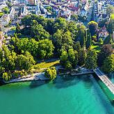 Archiv-Luftaufnahme von der rechten Seerheinseite mit Herosé-Park. Er ist eines der beliebtesten Freizeitareale junger Menschen in Konstanz.