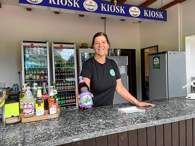 Die neue Pächterin des Aachbad-Kiosks, Ursula Kornmaier, freut sich über den gelungenen Saisonstart. Sie setzt auf regionale Produkte ...