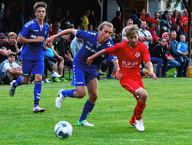 Professionelle Ausbildung: Als Jugendlicher spielte Luis Weber (Mitte) – hier bei einem Testspiel in Jestetten mit dem SC Freiburg gegen ...