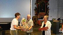 Cornelia Streit (links) und Christel Auweder überreichen Berthold Danner Geschenke als Dank für seine akribische Arbeit und seinen ...