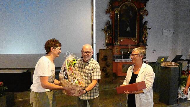 Cornelia Streit (links) und Christel Auweder überreichen Berthold Danner Geschenke als Dank für seine akribische Arbeit und seinen ...