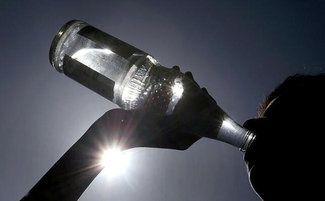 Alkohol entzieht dem Körper Wasser. Diese Tatsache dürfte den meisten wohl bewusst sein. Viel Wasser zu trinken, sorgt demnach wieder ...