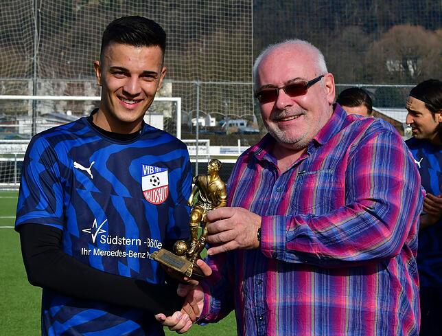 Auszeichnung: Sportredakteur Matthias Scheibengruber überreichte Stürmer David Duvnjak vom VfB Waldshut die Trophäe für das ...