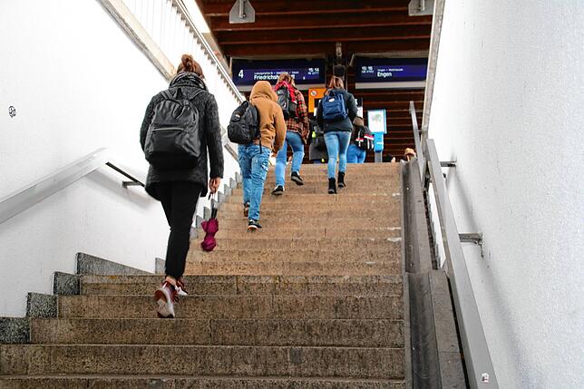 Der Angeklagte zerrte die damals 18-jährige Frau in einen der Treppenaufhänge und drückte sie gegen die Wand.