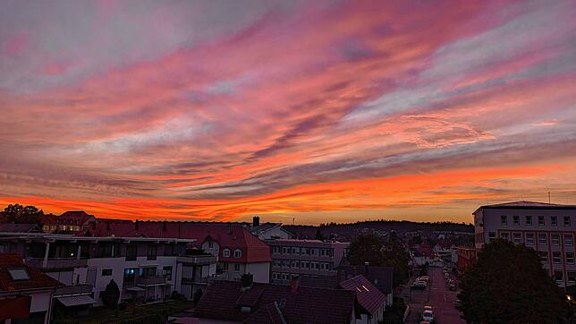 Villingen liegt auf diesem eindrucksvollen Bild von Gerhard Klässig noch im nächtlichen Dunkel, aber die Sonne kündigt am östlichen ...