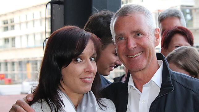 Manfred Härle und seine Frau Claudia nach der Wiederwahl am 27. September: Mit 50,3 Prozent wählten ihn die Salemer für weitere acht ...