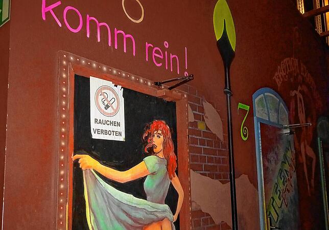Eine leicht bekleidete Dame lockt die Besucher in die Videokabine.