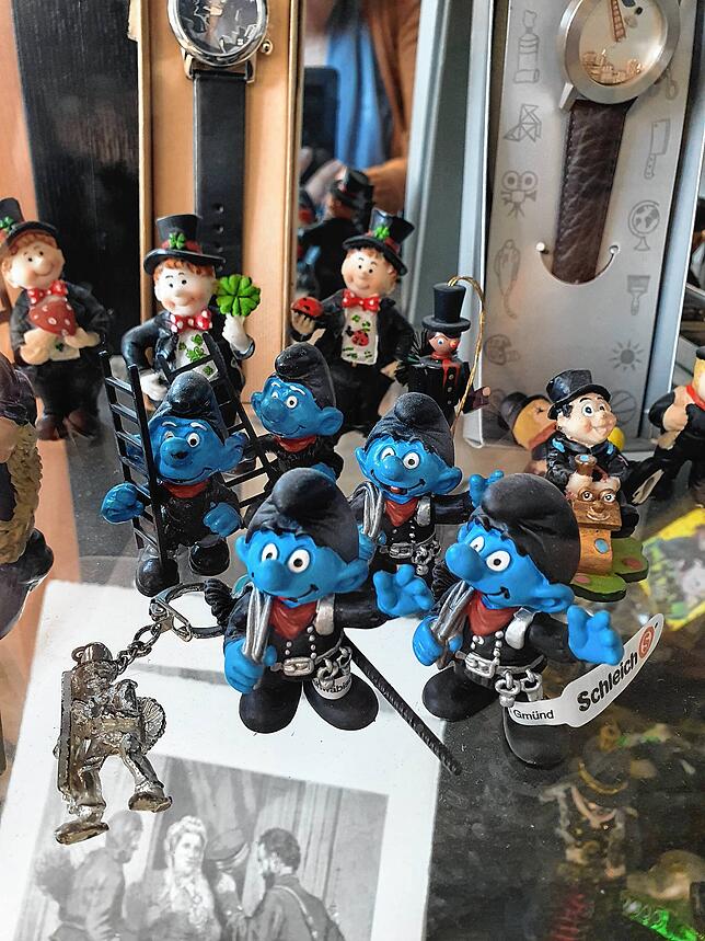 Antje Hauck und ihr Mann sammeln Schornsteinfeger in allen Variationen: Als Teddys, aus Ton, als Schlümpfe, als Clowns. Der Schrank im ...