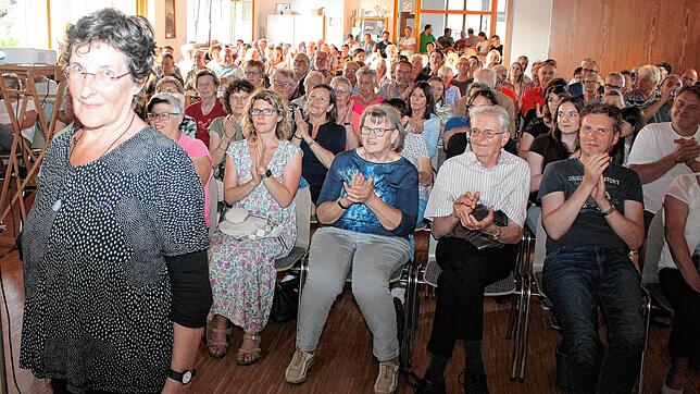 Sichtlich gerührt nimmt die Ahnenforscherin Angelika Weigand (links) den Beifall der Besucher entgegen. Ihr Vortrag über die jahrelange ...
