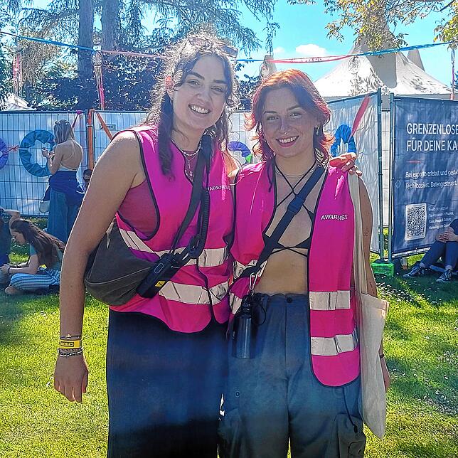 Annika Dreesen (links) und Lucie Wieske aus dem Awareness-Team sorgen sich um das Wohlbefinden der Besuchenden auf dem Campus Festival.