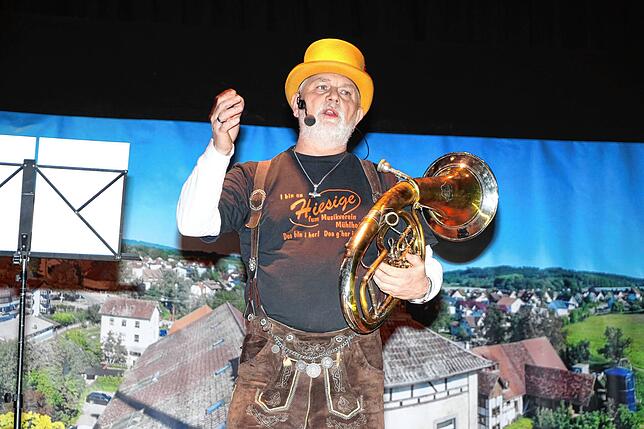 Er stand zum 40. Mal auf der Bühne und lud das Publikum zum Trinken im Kellerloch ein: Günter Stumpf alias „Dorfschnüffler“.
