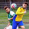 Die DJK Villingen (Jan Sakschewski, links) besiegte die SG Eintracht Neukirch-Gütenbach (Stefan Disch) mit 2:0.