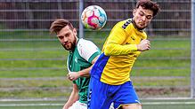 Die DJK Villingen (Jan Sakschewski, links) besiegte die SG Eintracht Neukirch-Gütenbach (Stefan Disch) mit 2:0.