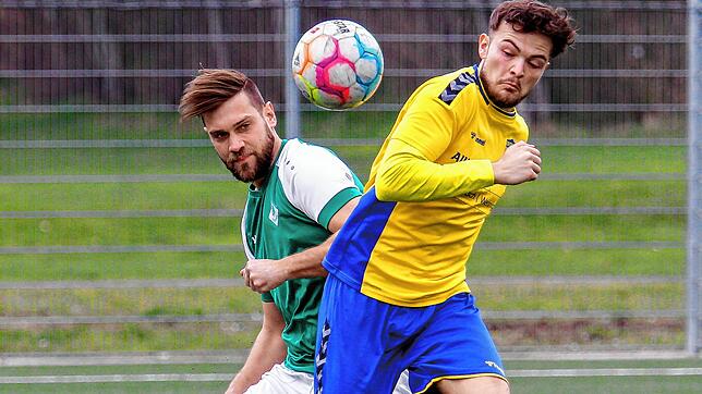 Die DJK Villingen (Jan Sakschewski, links) besiegte die SG Eintracht Neukirch-Gütenbach (Stefan Disch) mit 2:0.