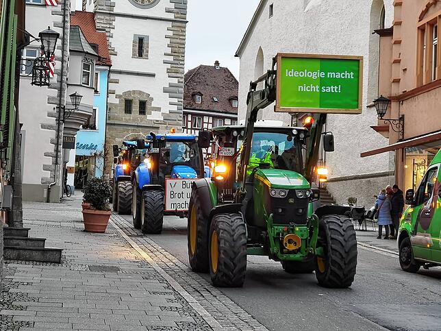 Am 8. Januar protestierten hunderte Landwirte in der Region gegen die Beschlüsse der Ampel-Regierung, hier zu sehen: Schlepper rollen ...
