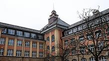 Das Heinrich-Suso-Gymnasium. Der Bau soll klimasaniert werden. Die geplanten Kosten: Bis zu 4,7 Millionen Euro.