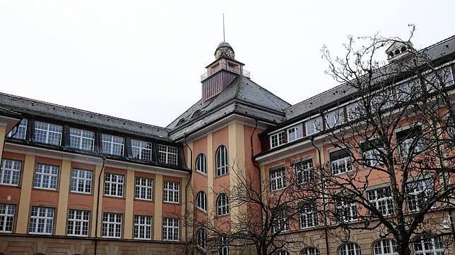Das Heinrich-Suso-Gymnasium. Der Bau soll klimasaniert werden. Die geplanten Kosten: Bis zu 4,7 Millionen Euro.