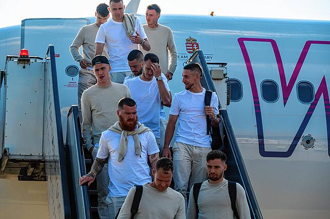 Bild 14: Ankunft der ungarischen Fußballnationalmannschaft