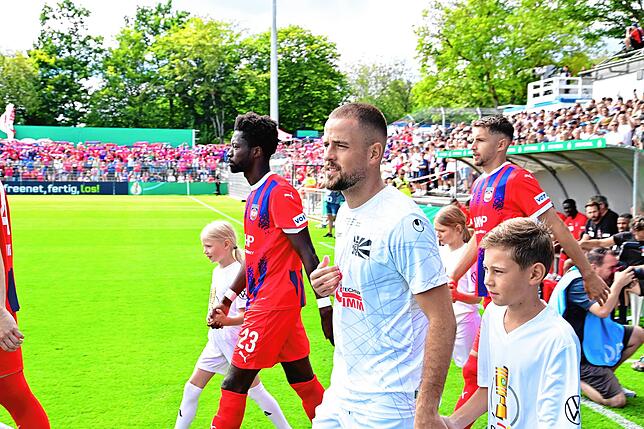 Bild 6: Pokalspiel  gegen Heidenheim: Fans feiern FC 08 Villingen trotz Niederlage