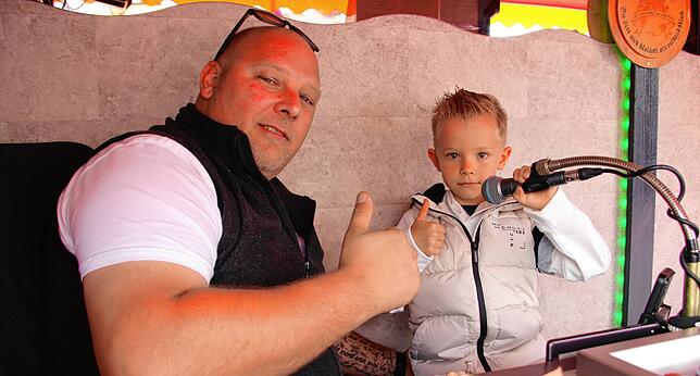 Sven Böhm und sein Sohn Dean Böhm heizen dem Volksfest in Schwenningen Stimmung ein.