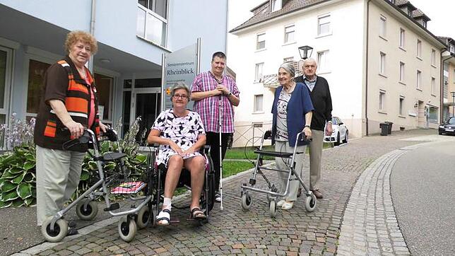 Der ungleichmäßig gepflasterte Gehweg bereitet den Bewohnern des Seniorenzentrums Rheinblick zunehmend Probleme. Eine sichere Nutzung ...