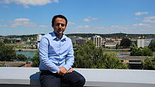 Hier hat alles angefangen: Xhavit Hyseni auf der Dachterrasse des Albert-Magnus-Hauses in der Rheingutstraße, in dem Wohnheim hat er den ...
