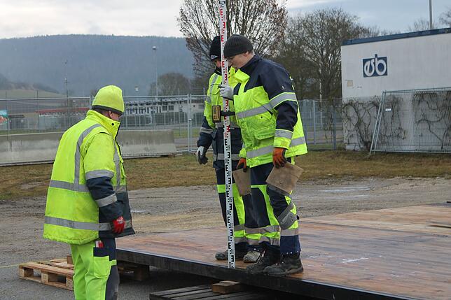 Der Aufbau der Blumberger Eisbahn erfordert Präzisionsarbeit.