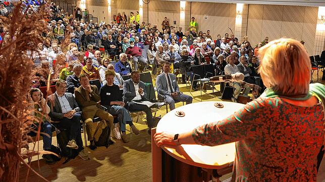 BUND-Landesvorsitzende Sylvia Pilarsky-Grosch bei ihrer Begrüßung zu den 46. Naturschutztagen im Milchwerk.