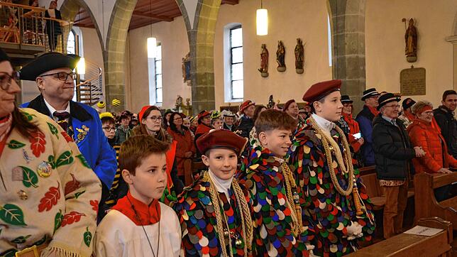 Voll wie zur Christmette sei die Kirche bei der Narrenmesse, freut sich Pfarrer Ulrich Hund in St. Nikolaus. Zahlreiche Mäschgerle sind ...