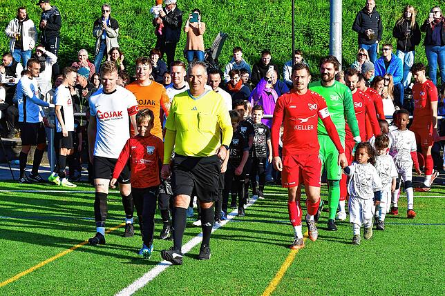 Premiere: Mit den Jüngsten des FC Wehr liefen die SG FC Wehr/Brennet und der SV Jestetten gemeinsam mit Schiedsrichter Leonardo Vallone ...