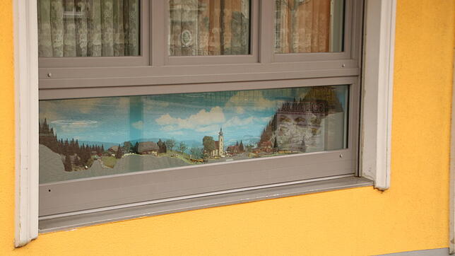 Aus der Ferne wirkt das Schaufenster in der Karlstraße ganz unscheinbar. Bei einem Blick aus der Nähe wird die Kunst deutlich.