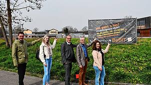 Am Plakat für die „Bebit“ (von links): Michael Meier (Wirtschaftsförderer), Elisa Zelmer (Stadt Rheinfelden), OB Klaus Eberhardt, ...