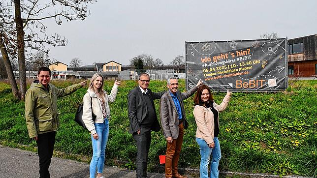 Am Plakat für die „Bebit“ (von links): Michael Meier (Wirtschaftsförderer), Elisa Zelmer (Stadt Rheinfelden), OB Klaus Eberhardt, ...