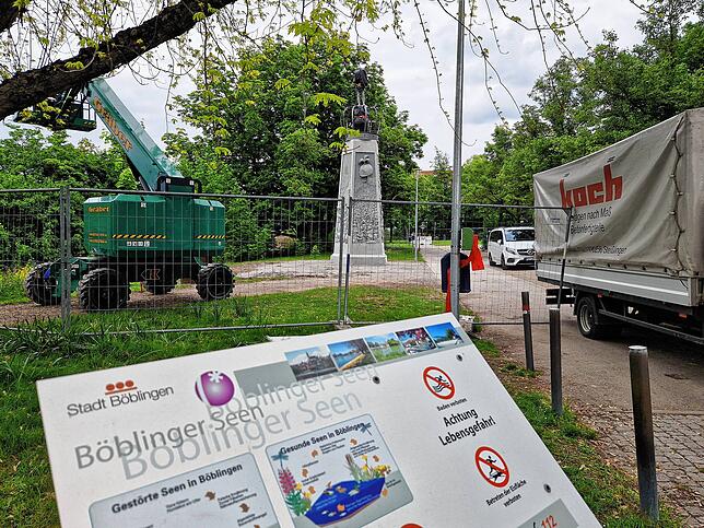 Eine Sehenswürdigkeit mehr für die Stadt: Aufbau der Säule am Vorabend der Einweihung am Standort am oberen See in Böblingen.