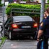 Ein beschädigtes Auto steht auf einem Gehweg. Ein Mann ist in Passau mit einem Wagen in eine Menschengruppe gefahren. Die Polizei ...