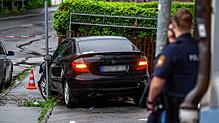 Ein beschädigtes Auto steht auf einem Gehweg. Ein Mann ist in Passau mit einem Wagen in eine Menschengruppe gefahren. Die Polizei ...