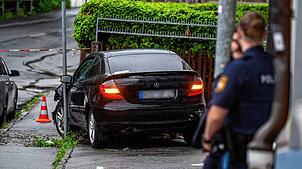 Ein beschädigtes Auto steht auf einem Gehweg. Ein Mann ist in Passau mit einem Wagen in eine Menschengruppe gefahren. Die Polizei ...