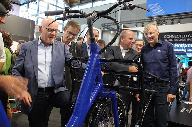 ZF-Chef Wolf-Henning Scheider (rechts) zeigt dem Verkehrsminister Winfried Hermann (links), welche Mobilitätslösungen ZF Sachs entwickelt.