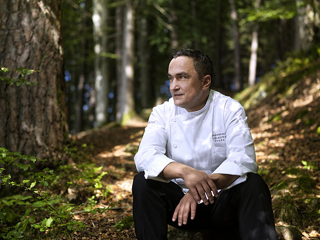 Torsten Michel ist Nachfolger von Harald Wohlfahrt im Restaurant Schwarzwaldstube, das 25 Mal mit drei Michelin-Sternen ausgezeichnet ...