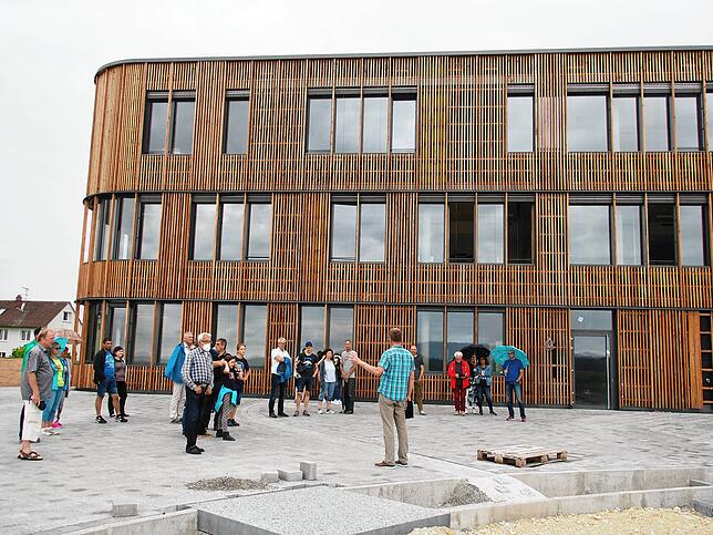 Die neue Eichendorff-Realschule ist mit modernster Technik ausgestattet, wie Alexander Kopp (Mitte) den Teilnehmern eines Rundgangs erklärt.